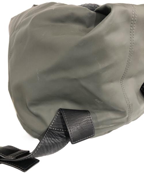 kawa-kawa（カワカワ）kawa-kawa (カワカワ) でかチャックリュック グレーの古着・服飾アイテム