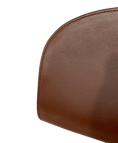 A.P.C.（アーペーセー）A.P.C. (アーペーセー) ハーフムーンショルダーバッグ ブラウンの古着・服飾アイテム