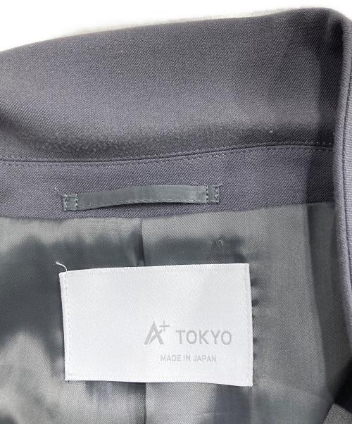A + TOKYO（エープラス トウキョウ）A + TOKYO (エープラス トウキョウ) NEW ライクラテックテーラードジャケット グレー サイズ:２の古着・服飾アイテム