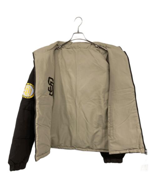 MONO-MART（モノマート）MONO-MART (モノマート) GENUINE MERCHANDISE (ジェニュイン マーチャンダイズ) 別注 ワッペン刺繍 2WAYリバーシブル オーバーサイズスタンドパディングジャケット ブラウン サイズ:L 未使用品の古着・服飾アイテム