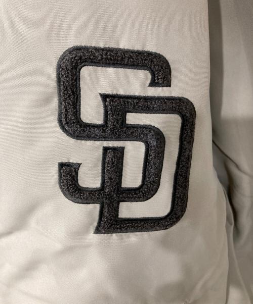 MONO-MART（モノマート）MONO-MART (モノマート) GENUINE MERCHANDISE (ジェニュイン マーチャンダイズ) 別注 ワッペン刺繍 2WAYリバーシブル オーバーサイズスタンドパディングジャケット ブラウン サイズ:L 未使用品の古着・服飾アイテム