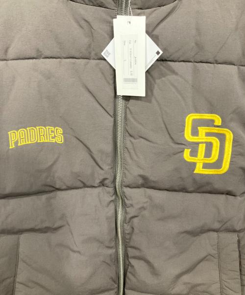 MONO-MART（モノマート）MONO-MART (モノマート) GENUINE MERCHANDISE (ジェニュイン マーチャンダイズ) 別注 ワッペン刺繍 2WAYリバーシブル オーバーサイズスタンドパディングジャケット ブラウン サイズ:L 未使用品の古着・服飾アイテム