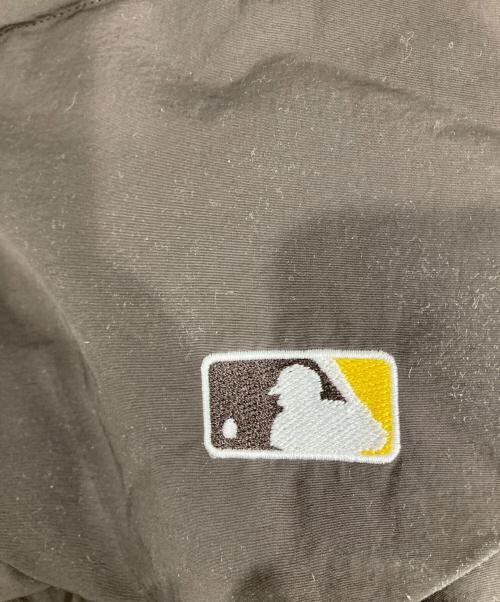 MONO-MART（モノマート）MONO-MART (モノマート) GENUINE MERCHANDISE (ジェニュイン マーチャンダイズ) 別注 ワッペン刺繍 2WAYリバーシブル オーバーサイズスタンドパディングジャケット ブラウン サイズ:L 未使用品の古着・服飾アイテム