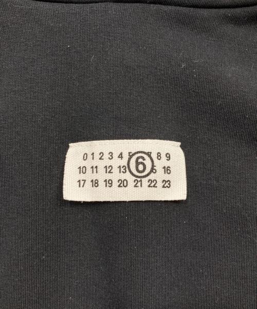 MM6 Maison Margiela（エムエムシックスメゾンマルジェラ）MM6 Maison Margiela (エムエムシックスメゾンマルジェラ) ナンバリングロゴスウェットパーカー ブラック サイズ:XSの古着・服飾アイテム