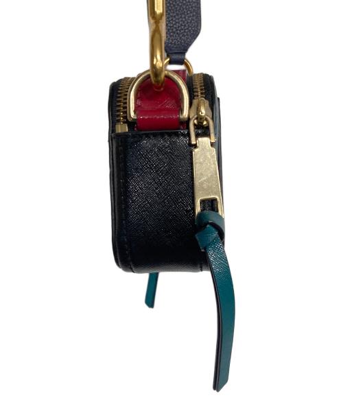 MARC JACOBS（マークジェイコブズ）MARC JACOBS (マークジェイコブズ) スナップショット ショルダーバッグ グリーン×レッドの古着・服飾アイテム