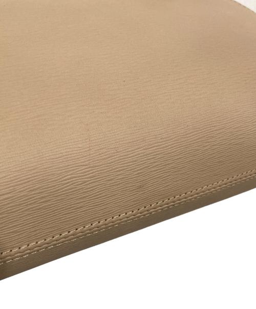 A.P.C.（アーペーセー）A.P.C. (アーペーセー) ハーフムーンショルダーバッグ ベージュの古着・服飾アイテム