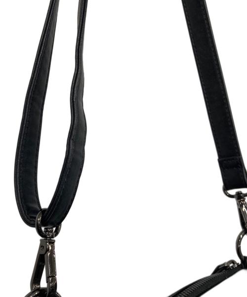 ear PAPILLONNER（イアパピヨネ）ear PAPILLONNER (イアパピヨネ) 樹脂チャームフラップショルダーバッグ ブラックの古着・服飾アイテム