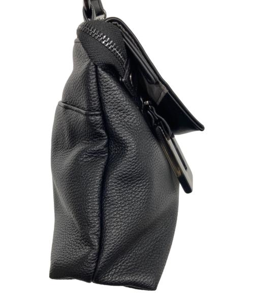 ear PAPILLONNER（イアパピヨネ）ear PAPILLONNER (イアパピヨネ) 樹脂チャームフラップショルダーバッグ ブラックの古着・服飾アイテム