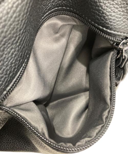 ear PAPILLONNER（イアパピヨネ）ear PAPILLONNER (イアパピヨネ) 樹脂チャームフラップショルダーバッグ ブラックの古着・服飾アイテム