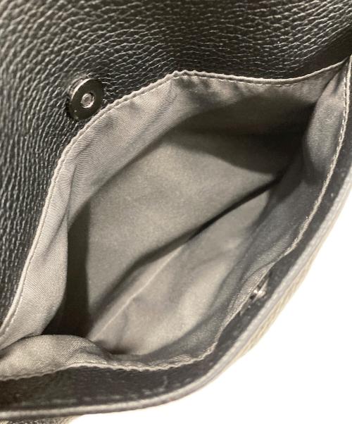 ear PAPILLONNER（イアパピヨネ）ear PAPILLONNER (イアパピヨネ) 樹脂チャームフラップショルダーバッグ ブラックの古着・服飾アイテム