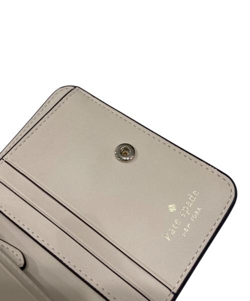 Kate Spade（ケイトスペード）Kate Spade (ケイトスペード) スペード フラワー スモール バイフォールド ウォレット ベージュの古着・服飾アイテム