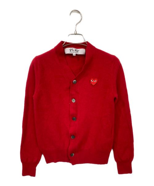 PLAY COMME des GARCONS（プレイコムデギャルソン）PLAY COMME des GARCONS (プレイコムデギャルソン) ラインストーンハートロゴカーディガン レッド サイズ:XSの古着・服飾アイテム