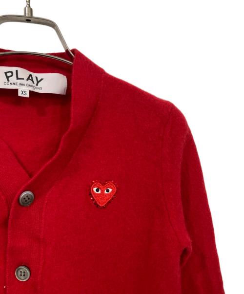 PLAY COMME des GARCONS（プレイコムデギャルソン）PLAY COMME des GARCONS (プレイコムデギャルソン) ラインストーンハートロゴカーディガン レッド サイズ:XSの古着・服飾アイテム