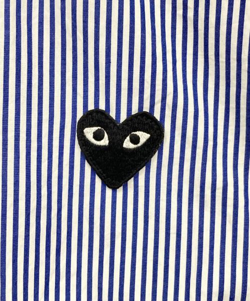 PLAY COMME des GARCONS（プレイコムデギャルソン）PLAY COMME des GARCONS (プレイコムデギャルソン) Stripe Shirt With Black Emblem Pattern A ブルー サイズ:SIZE Sの古着・服飾アイテム