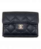 CHANELシャネル）の古着「キャビアスキンフラップ3つ折り財布」｜ブラック