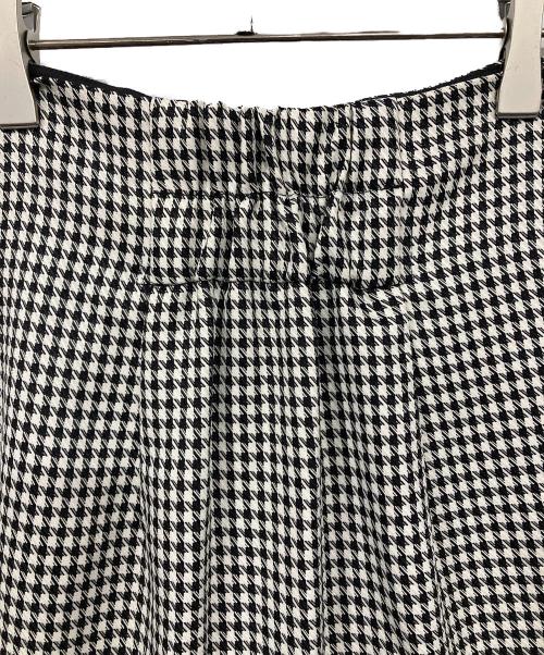 rienda（リエンダ）rienda (リエンダ) 千鳥フリルスリットスコートショートパンツ ホワイト×ブラック サイズ:S 未使用品の古着・服飾アイテム