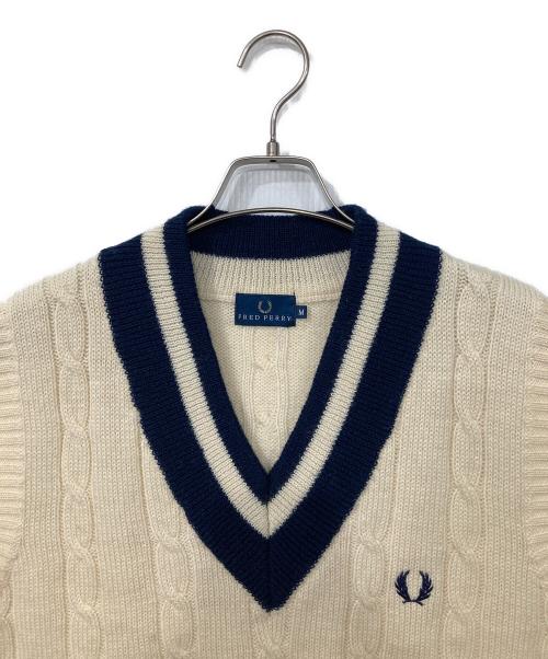 FRED PERRY（フレッドペリー）FRED PERRY (フレッドペリー) ニットベスト ベージュ×ネイビー サイズ:Mの古着・服飾アイテム