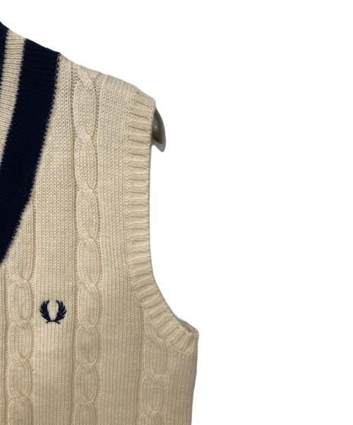 FRED PERRY（フレッドペリー）FRED PERRY (フレッドペリー) ニットベスト ベージュ×ネイビー サイズ:Mの古着・服飾アイテム