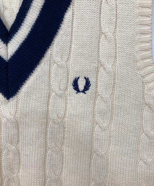 FRED PERRY（フレッドペリー）FRED PERRY (フレッドペリー) ニットベスト ベージュ×ネイビー サイズ:Mの古着・服飾アイテム