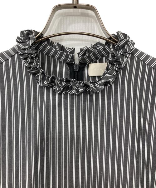 MARILYN MOON（マリリンムーン）MARILYN MOON (マリリンムーン) タックフリルボリュームスリーブワンピース グレー×ホワイト サイズ:表記無しの古着・服飾アイテム