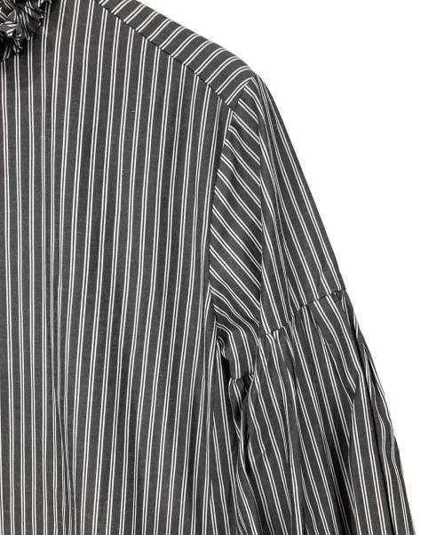 MARILYN MOON（マリリンムーン）MARILYN MOON (マリリンムーン) タックフリルボリュームスリーブワンピース グレー×ホワイト サイズ:表記無しの古着・服飾アイテム