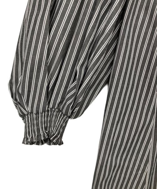 MARILYN MOON（マリリンムーン）MARILYN MOON (マリリンムーン) タックフリルボリュームスリーブワンピース グレー×ホワイト サイズ:表記無しの古着・服飾アイテム