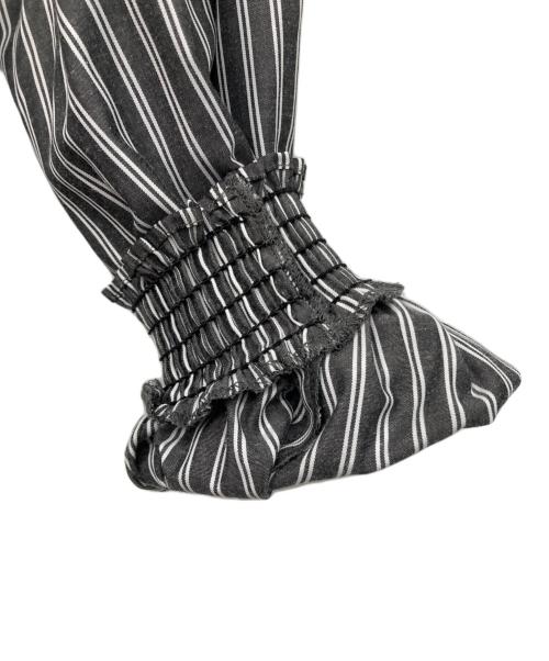 MARILYN MOON（マリリンムーン）MARILYN MOON (マリリンムーン) タックフリルボリュームスリーブワンピース グレー×ホワイト サイズ:表記無しの古着・服飾アイテム