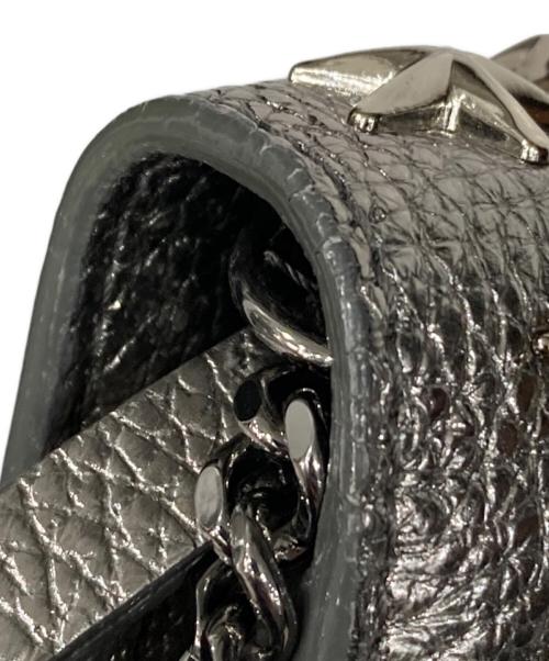 JIMMY CHOO（ジミーチュウ）JIMMY CHOO (ジミーチュウ) スタースタッズ付メタリックソフトグレイニーカーフレザー・ミニバッグ シルバーの古着・服飾アイテム