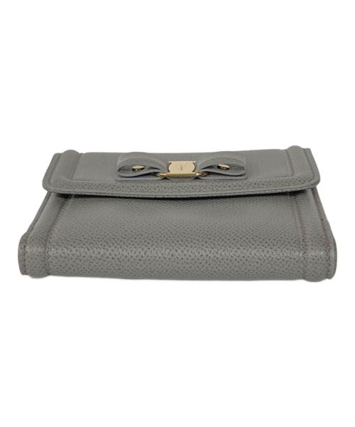 Salvatore Ferragamo（サルヴァトーレ フェラガモ）Salvatore Ferragamo (サルヴァトーレ フェラガモ) ヴァラリボン2つ折り財布 グレーの古着・服飾アイテム