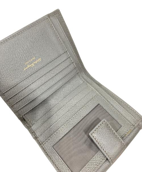 Salvatore Ferragamo（サルヴァトーレ フェラガモ）Salvatore Ferragamo (サルヴァトーレ フェラガモ) ヴァラリボン2つ折り財布 グレーの古着・服飾アイテム
