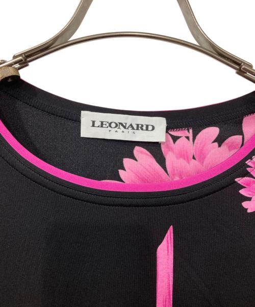 LEONARD PARIS（レオナール パリ）LEONARD PARIS (レオナール パリ) フラワー柄Tシャツ ブラック×ピンク サイズ:42の古着・服飾アイテム
