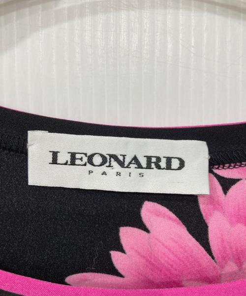 LEONARD PARIS（レオナール パリ）LEONARD PARIS (レオナール パリ) フラワー柄Tシャツ ブラック×ピンク サイズ:42の古着・服飾アイテム