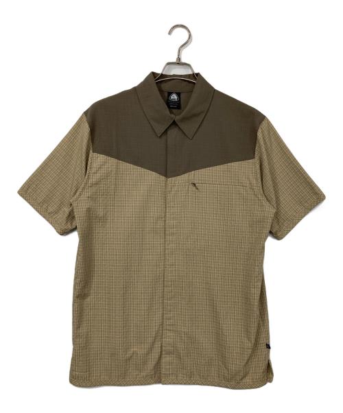 NIKE ACG（ナイキエーシージー）NIKE ACG (ナイキエーシージー) DRYFIT半袖比翼シャツ ベージュ サイズ:Lの古着・服飾アイテム