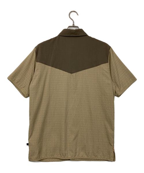 NIKE ACG（ナイキエーシージー）NIKE ACG (ナイキエーシージー) DRYFIT半袖比翼シャツ ベージュ サイズ:Lの古着・服飾アイテム