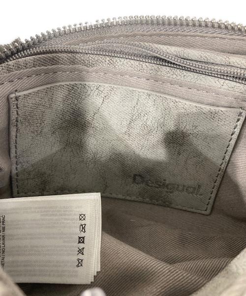 Desigual（デシグアル）Desigual (デシグアル) 小さな蝶の装飾付きバッグ グレーの古着・服飾アイテム