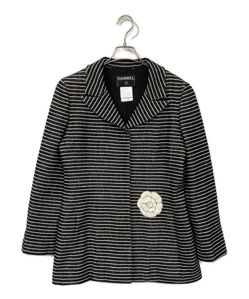 CHANEL（シャネル）CHANEL (シャネル) カメリアブローチ付ボーダーツイードジャケット ブラック×ホワイト サイズ:40の古着・服飾アイテム