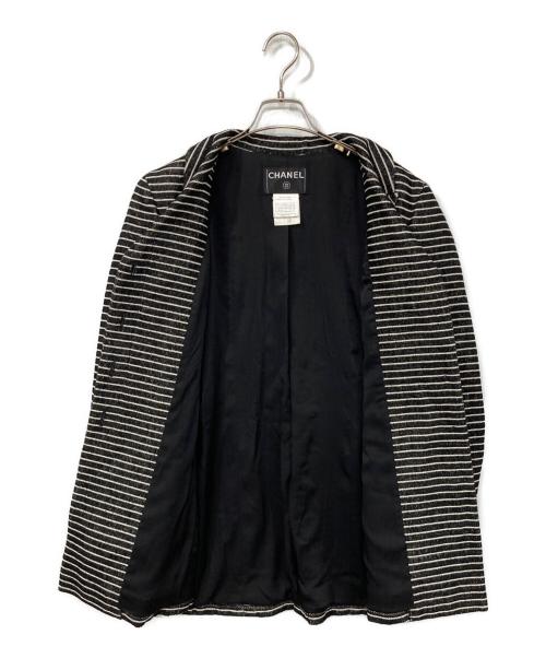 CHANEL（シャネル）CHANEL (シャネル) カメリアブローチ付ボーダーツイードジャケット ブラック×ホワイト サイズ:40の古着・服飾アイテム