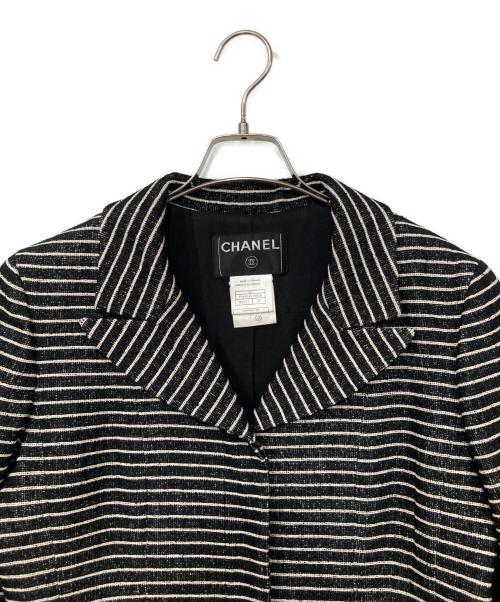 CHANEL（シャネル）CHANEL (シャネル) カメリアブローチ付ボーダーツイードジャケット ブラック×ホワイト サイズ:40の古着・服飾アイテム