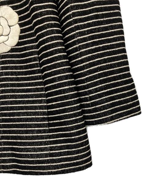 CHANEL（シャネル）CHANEL (シャネル) カメリアブローチ付ボーダーツイードジャケット ブラック×ホワイト サイズ:40の古着・服飾アイテム