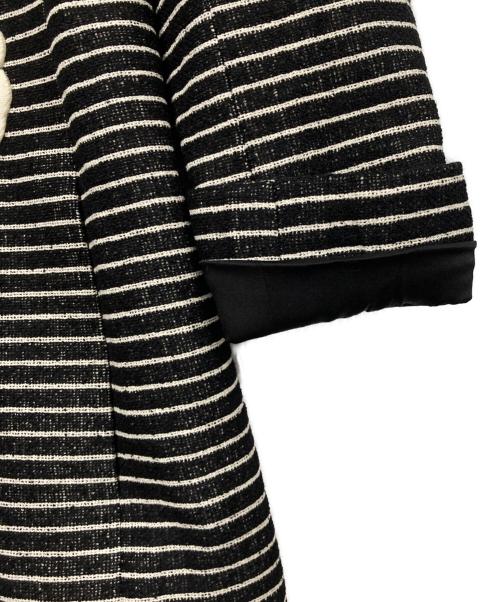 CHANEL（シャネル）CHANEL (シャネル) カメリアブローチ付ボーダーツイードジャケット ブラック×ホワイト サイズ:40の古着・服飾アイテム