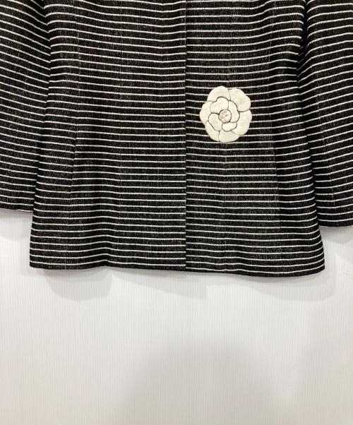 CHANEL（シャネル）CHANEL (シャネル) カメリアブローチ付ボーダーツイードジャケット ブラック×ホワイト サイズ:40の古着・服飾アイテム