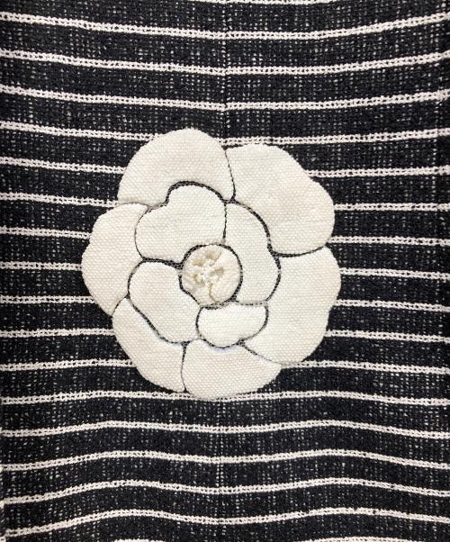 CHANEL（シャネル）CHANEL (シャネル) カメリアブローチ付ボーダーツイードジャケット ブラック×ホワイト サイズ:40の古着・服飾アイテム