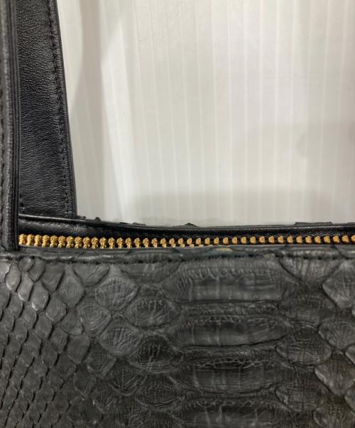 VIVIENNE TAM（ヴィヴィアンタム）VIVIENNE TAM (ヴィヴィアンタム) パイソン型押しトートバッグ ブラックの古着・服飾アイテム
