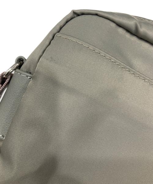 Y'SACCS（イザック）Y'SACCS (イザック) レザーコンビナイロンショルダーバッグ グレージュ サイズ:SSの古着・服飾アイテム