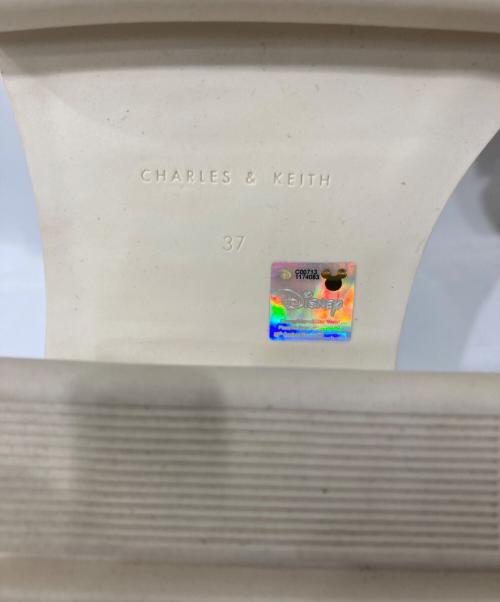DISNEY（ディズニー）DISNEY (ディズニー) CHARLES & KEITH (チャールズアンドキース) バニーイヤメタリックアクセントウエッジミュール アイボリー サイズ:37の古着・服飾アイテム