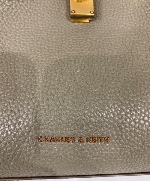 CHARLES & KEITH（チャールズアンドキース）CHARLES & KEITH (チャールズアンドキース) チャンスメタリックアクセントバケットバッグ カーキの古着・服飾アイテム