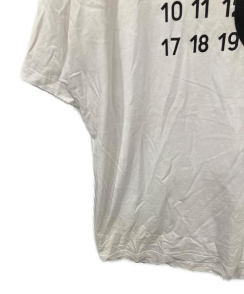 MM6 Maison Margiela（エムエムシックスメゾンマルジェラ）MM6 Maison Margiela (エムエムシックスメゾンマルジェラ) カレンダーロゴプリントTシャツ ホワイト サイズ:12の古着・服飾アイテム
