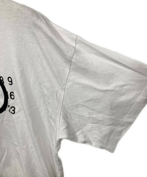 MM6 Maison Margiela（エムエムシックスメゾンマルジェラ）MM6 Maison Margiela (エムエムシックスメゾンマルジェラ) カレンダーロゴプリントTシャツ ホワイト サイズ:12の古着・服飾アイテム