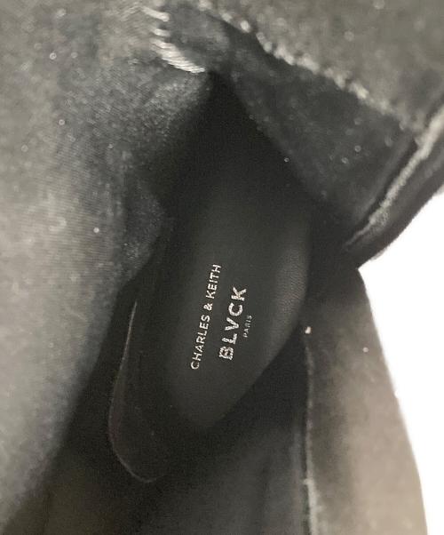 CHARLES & KEITH（チャールズアンドキース）CHARLES & KEITH (チャールズアンドキース) BLVCK PARIS (ブラック パリ) イモージェン ローズモチーフチャンキーロングブーツ ブラック サイズ:38の古着・服飾アイテム