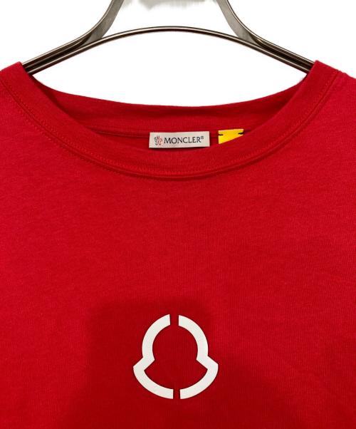 MONCLER（モンクレール）MONCLER (モンクレール) FRAGMENT DESIGN (フラグメントデザイン) コラボロゴプリントTシャツ レッド サイズ:Mの古着・服飾アイテム
